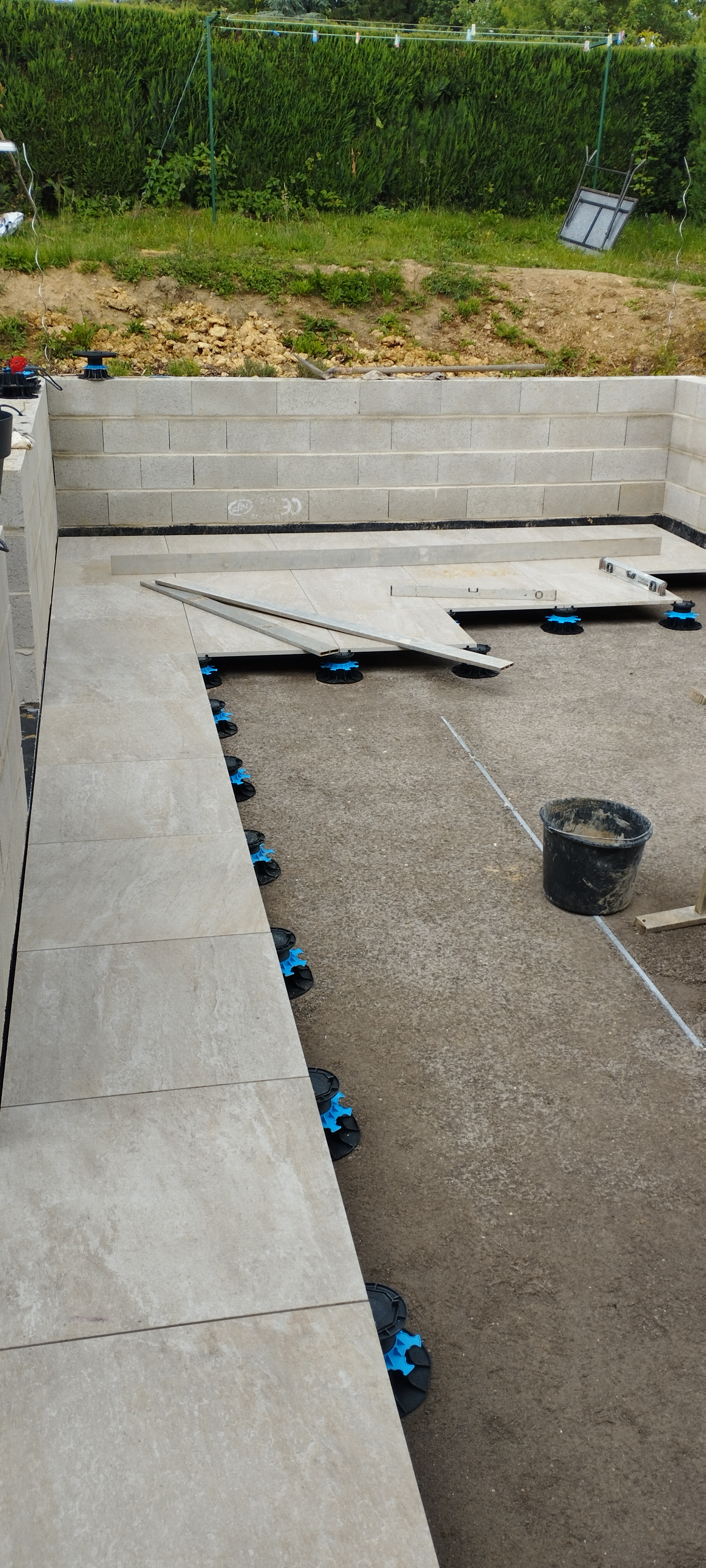 terrasse sur plots pose des plots et des dalles